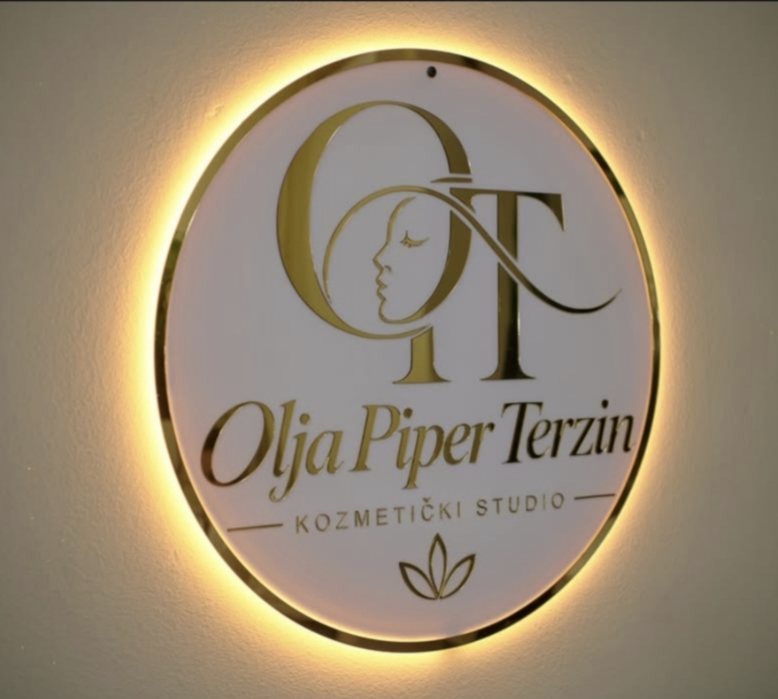 Dr Olja Piper Terzin kozmetički studio logo